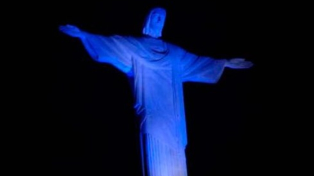 Cristo Redentor azul em atenção ao Dia Mundial de Enfrentamento ao Tráfico de Pessoas