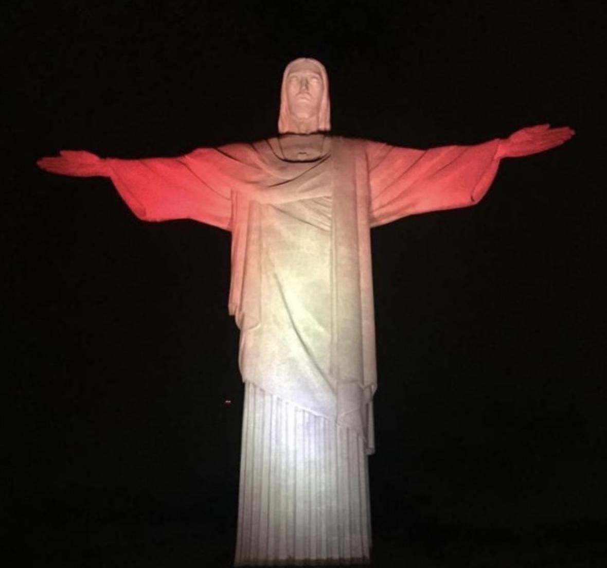 Cristo Redentor com as cores da bandeira do Peru pelo dia da independência do país