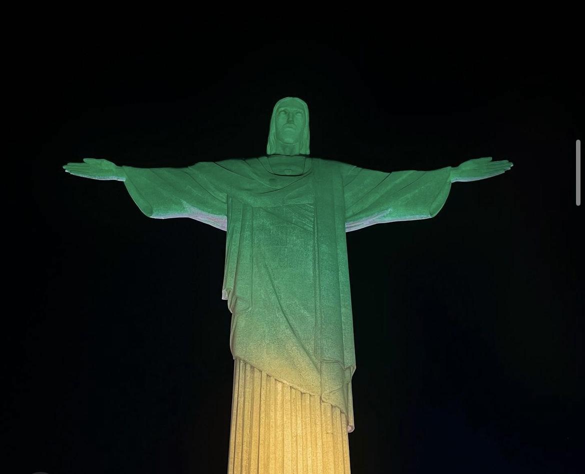 Cristo Redentor é iluminado com as cores da bandeira do Brasil em incentivo ao Time Brasil nos Jogos Olímpicos de Paris