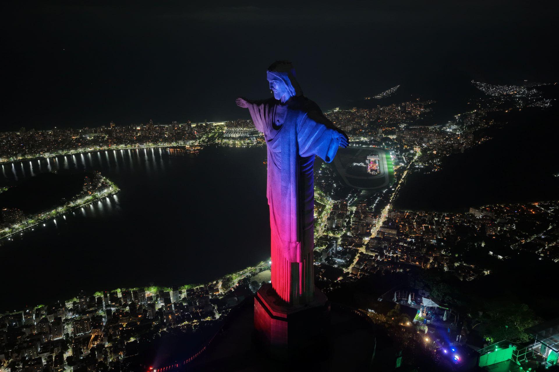 Cristo Redentor iluminado com as cores da bandeira do Chile em celebração às “Fiestas Patrias de Chile”