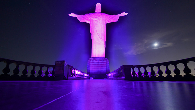 Cristo Redentor iluminado de roxo pelo diagnóstico e tratamento da Doença de Alzheimer
