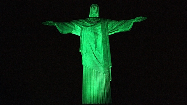 Cristo Redentor iluminado de verde no Dia do Meio Ambiente
