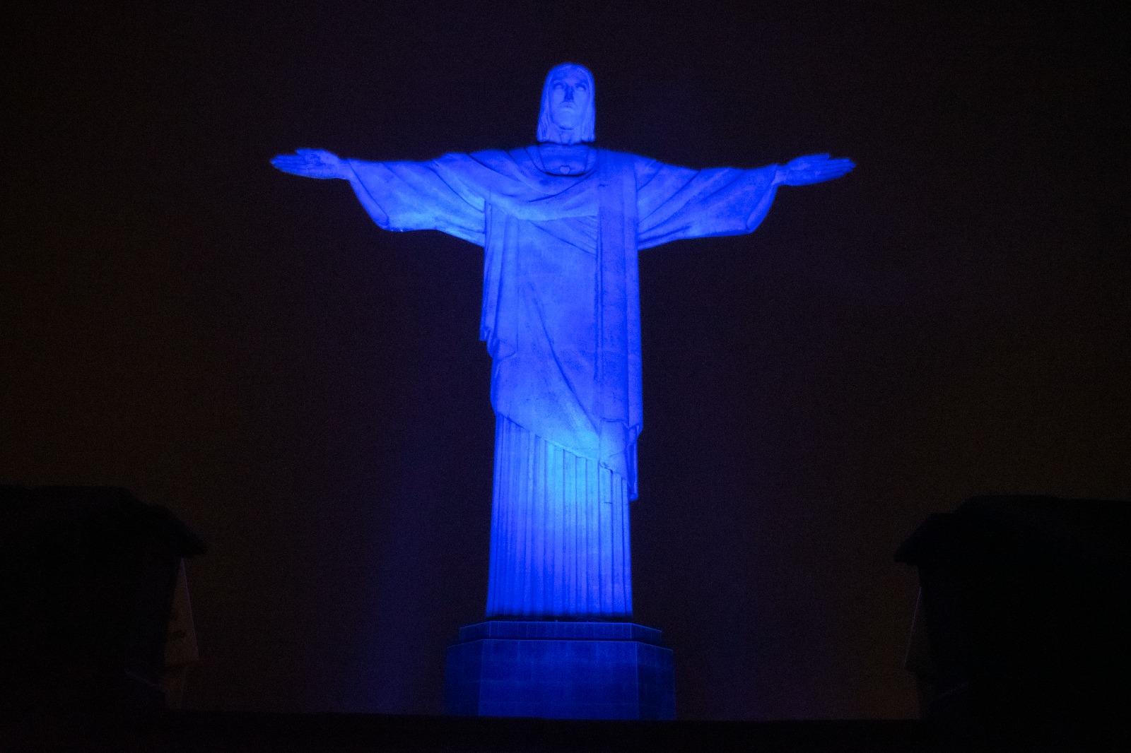 Cristo Redentor e sede da DPRJ ganharam iluminação azul em homenagem aos SUS
