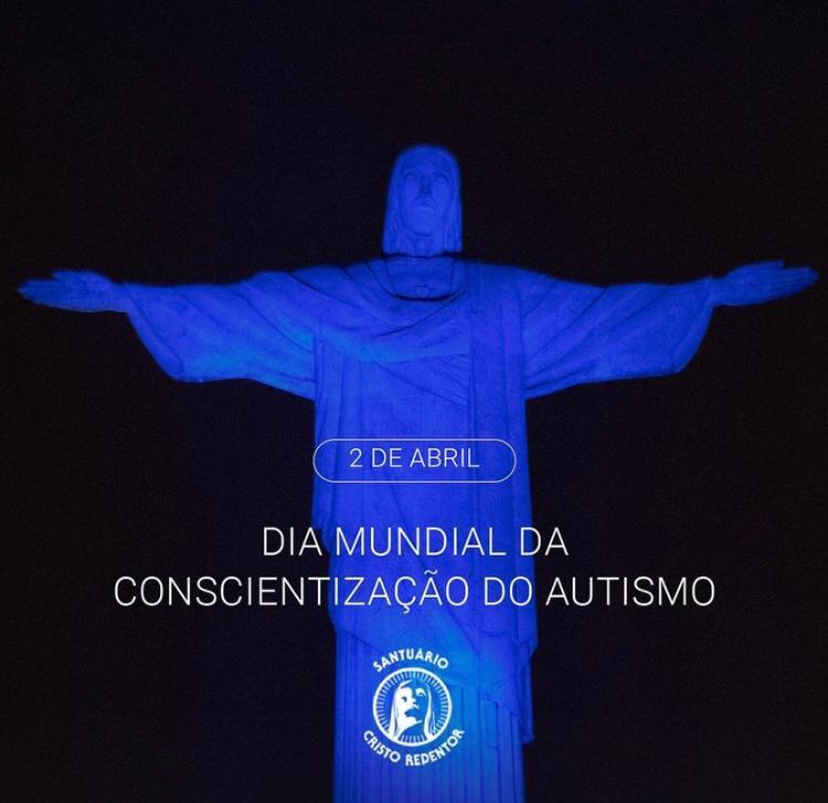 Cristo Redentor iluminado em azul pelo Dia Mundial da Conscientização do Autismo