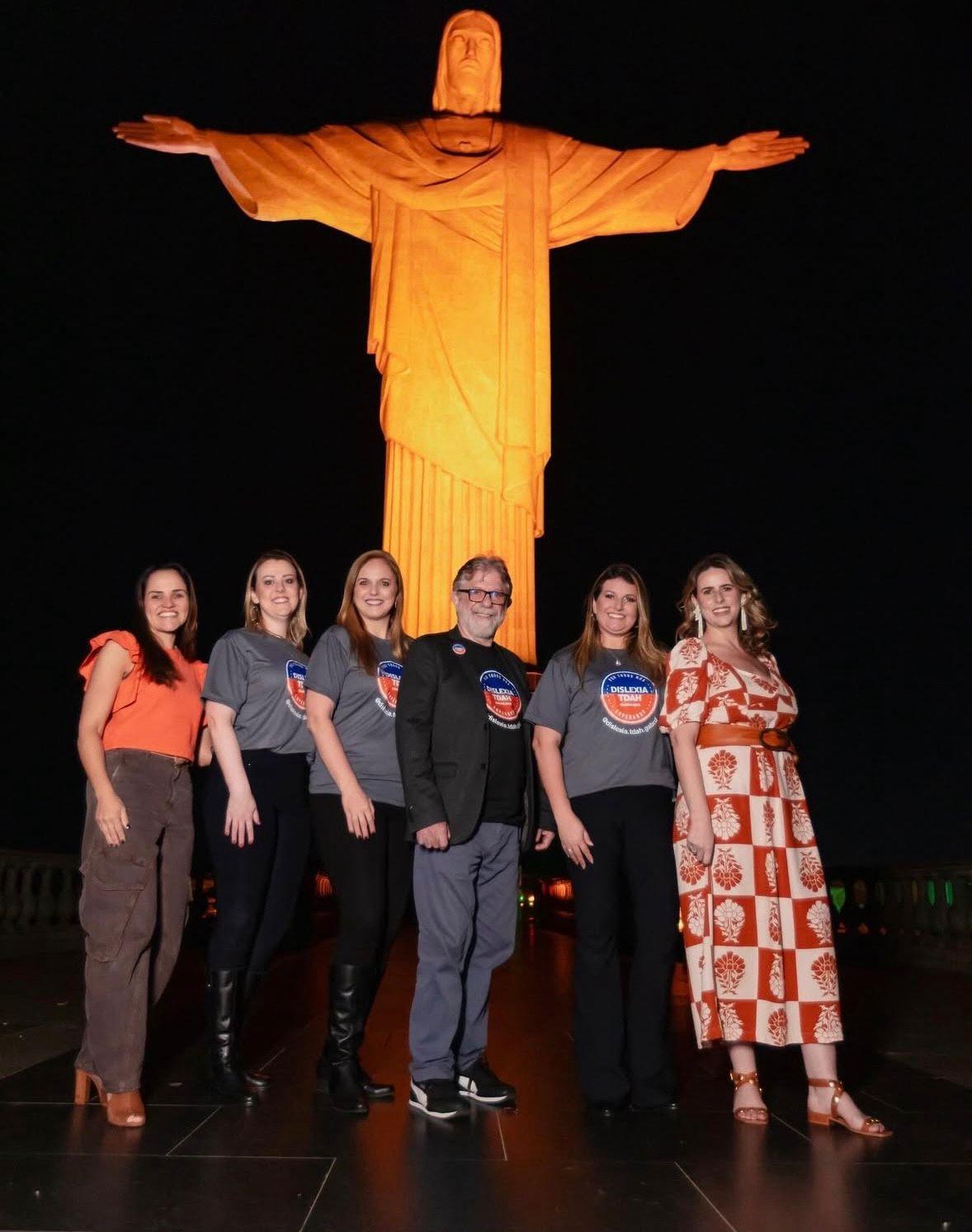 Cristo Redentor iluminado em laranja em alusão ao Dia Mundial do TDAH