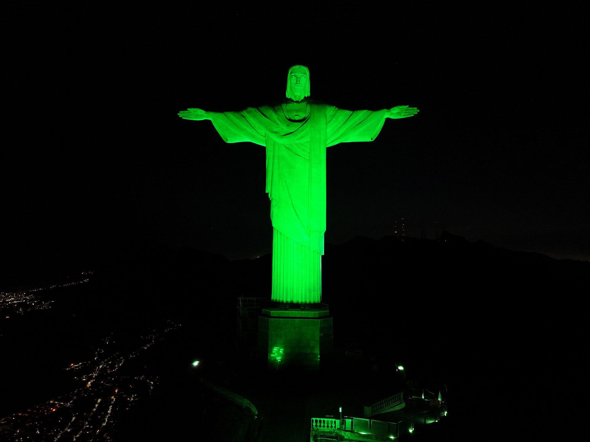 Cristo Redentor iluminado em verde para celebrar o Dia dos Hidrógrafos