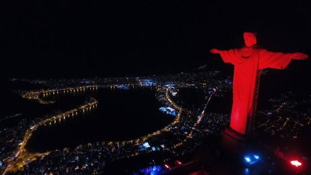 Cristo Redentor iluminado em vermelho para marcar o Dia Nacional de Luta e Luto da População em Situação de Rua
