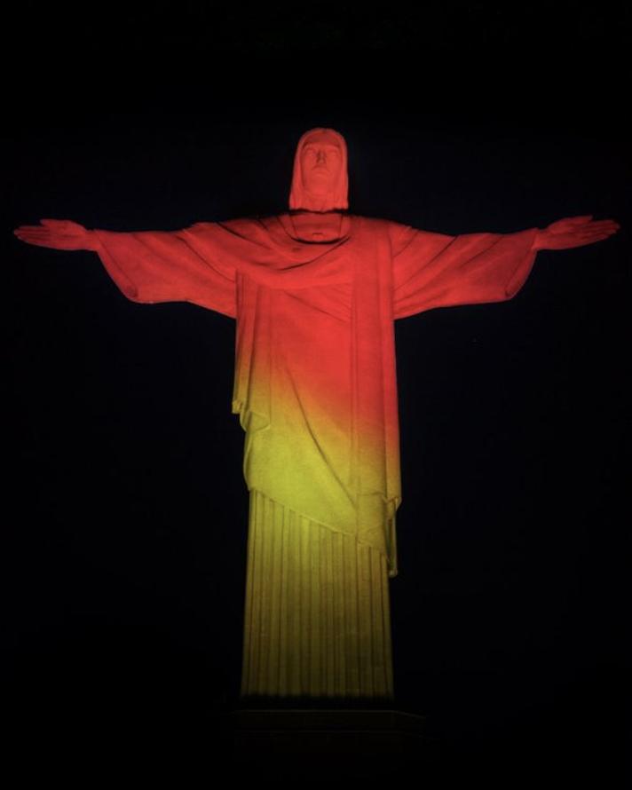 Cristo Redentor iluminado pelo Dia da Hispanidad
