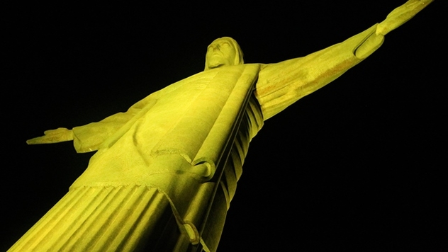 Cristo Redentor amarelo pelo “padrão ouro da alimentação”