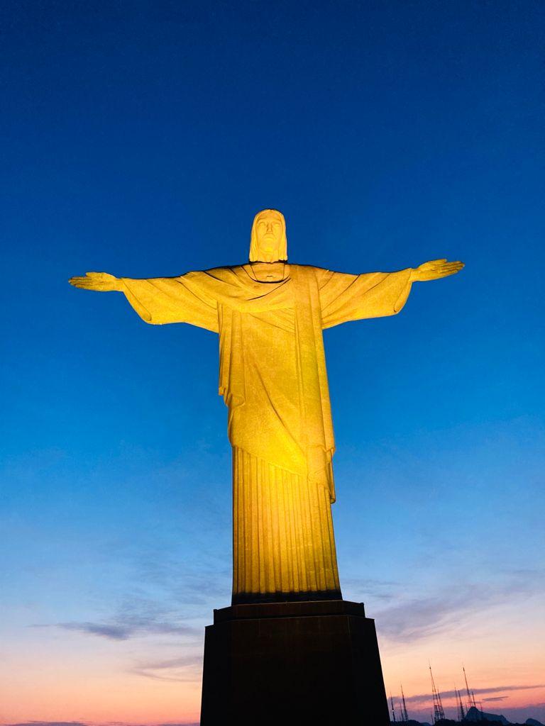 Cristo Redentor iluminado em amarelo pela prevenção ao suicídio