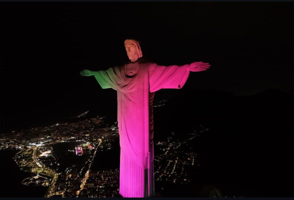 Cristo Redentor recebe iluminação especial em homenagem ao Dia do Musicoterapeuta e aos 30 anos da UBAM