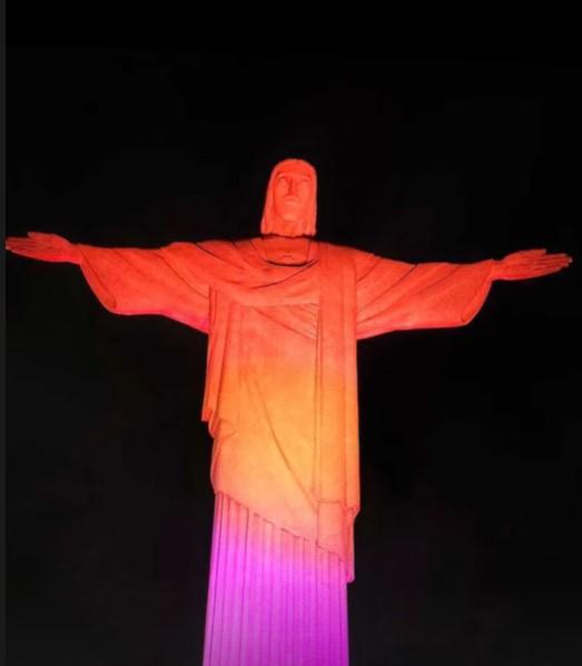Cristo Redentor recebe iluminação especial para celebrar o início do Web Summit Rio