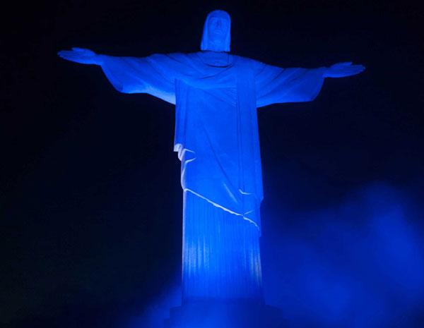 Cristo Redentor recebe iluminação especial pela conscientização sobre a saúde renal