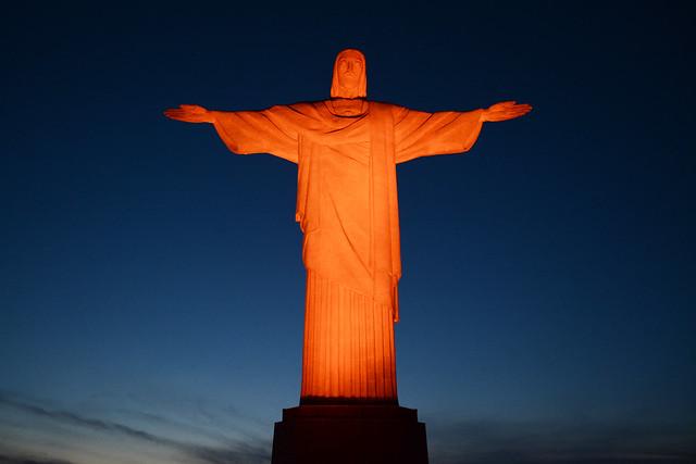 Cristo Redentor recebe iluminação especial pelo Dia Municipal de Redução do Risco de Desastres
