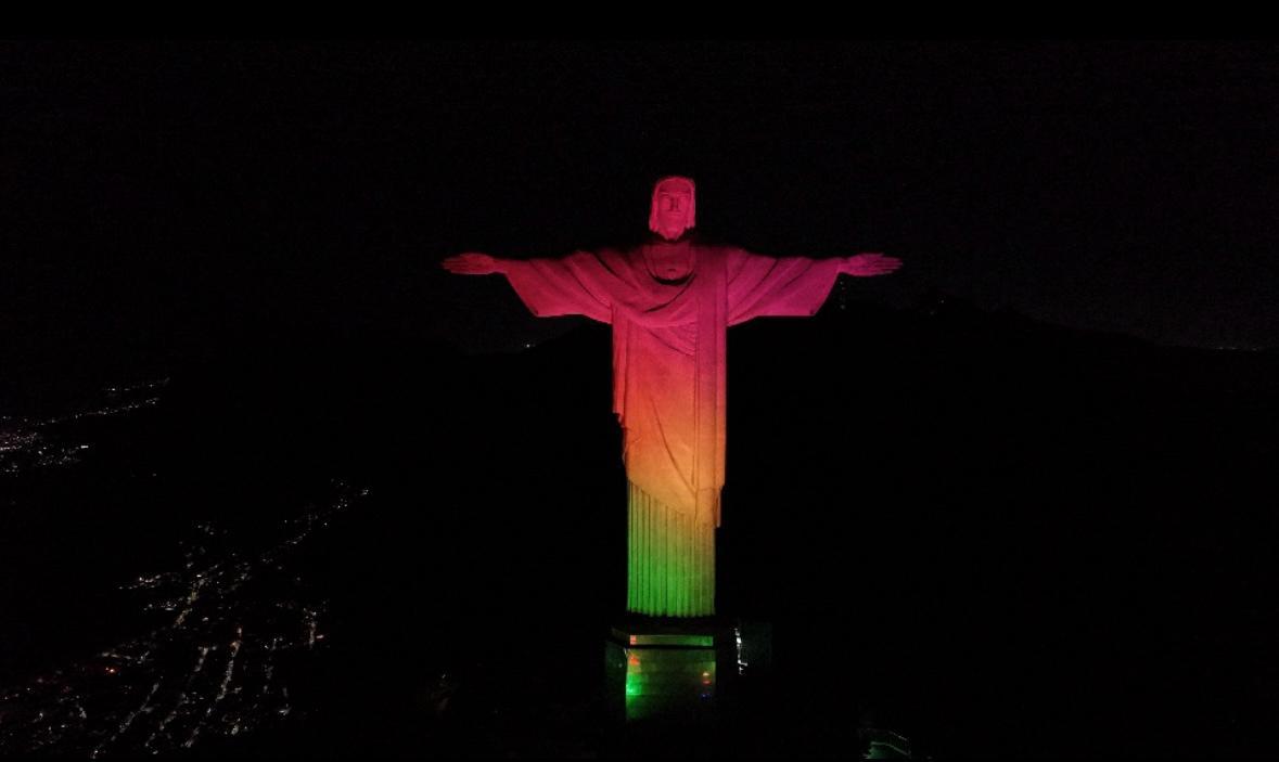 Cristo Redentor recebe iluminação pelos 200 anos de fundação da Bolívia