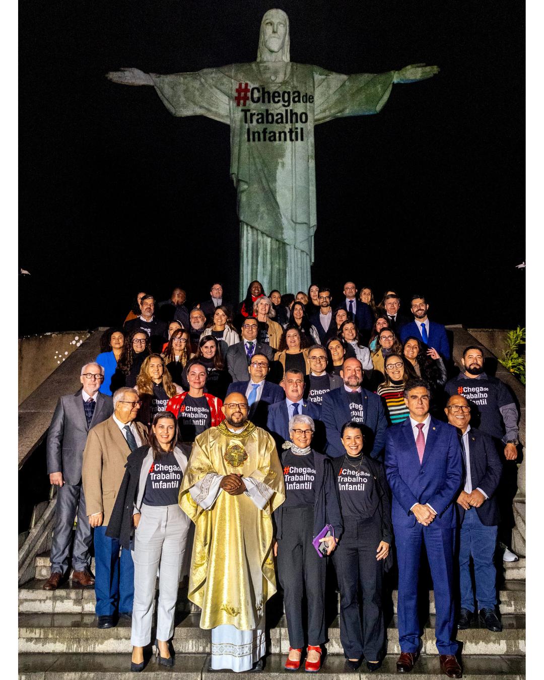 Cristo Redentor recebe projeção em alusão ao Dia Mundial e Nacional de Combate ao Trabalho Infantil
