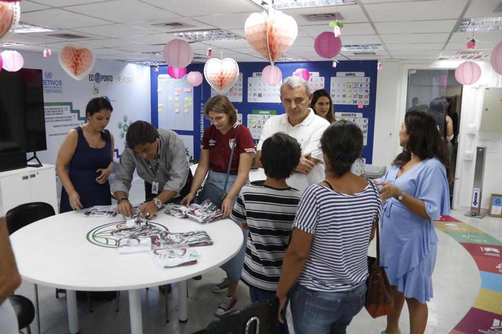 Cristo Sustentável doa camisas do Fluminense para crianças torcedoras em situação de vulnerabilidade social