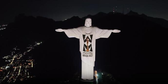 FALTA 1 ANO: FIFA ilumina o Cristo Redentor para celebrar contagem regressiva para a Copa do Mundo Feminina da FIFA 2027™