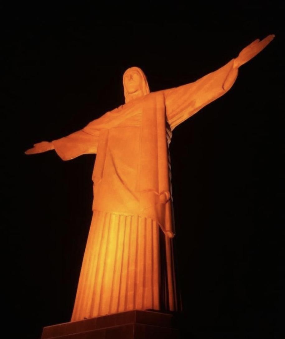 Monumentos brasileiros foram iluminados no Dia de Doar, celebrando o poder da doação