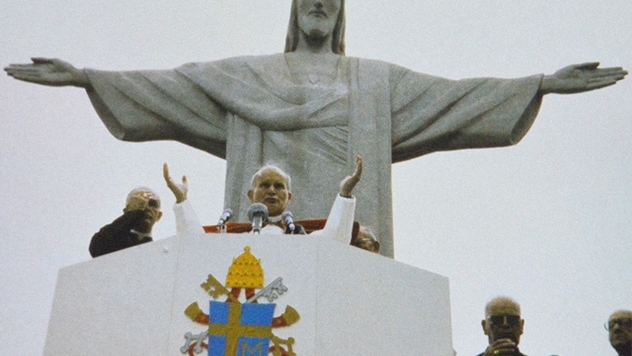 Redentor! Os braços abertos abraçam a cidade aos seus pés!