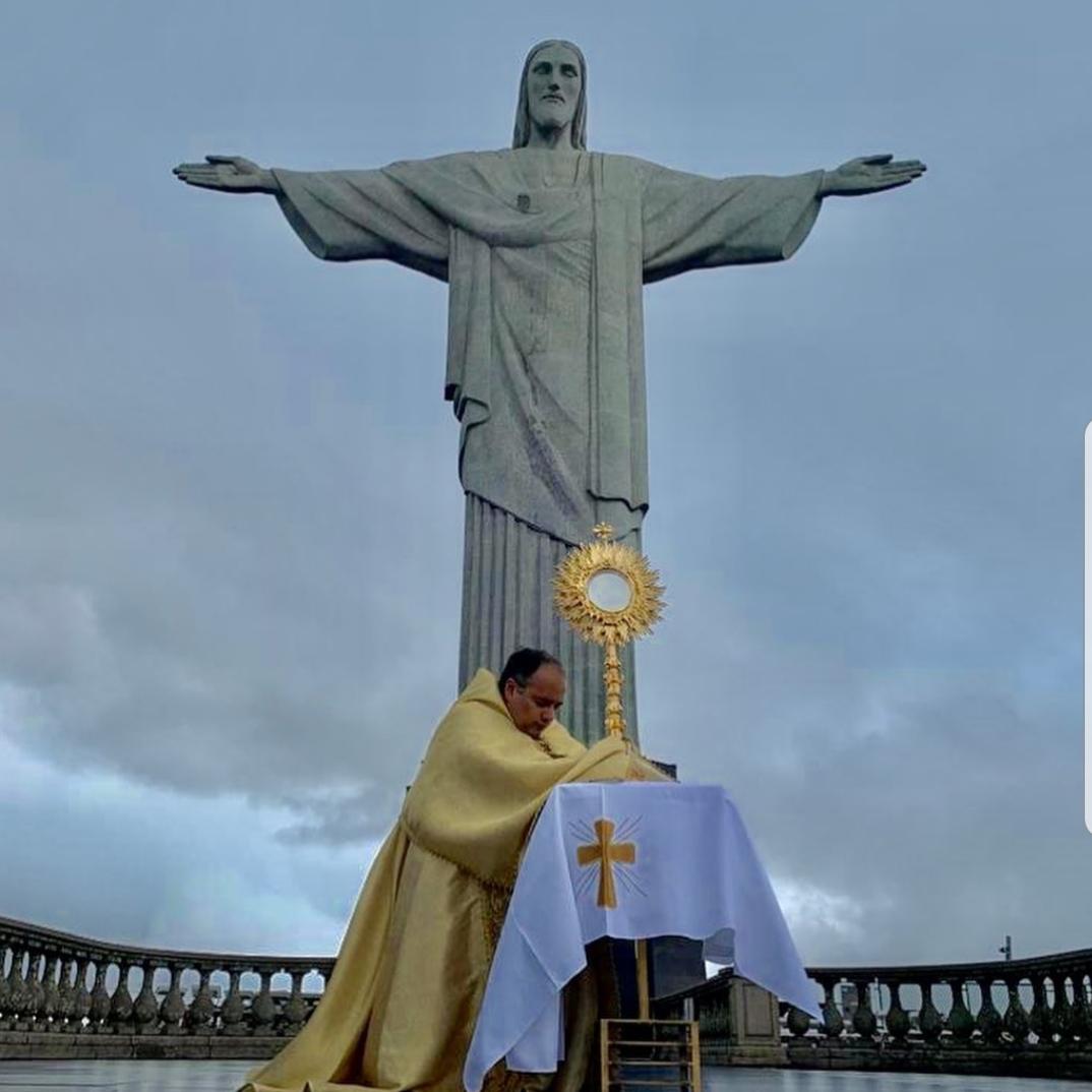 Padre Omar em ora&ccedil;&atilde;o ao Sant&iacute;ssimo aos p&eacute;s do Cristo Redentor