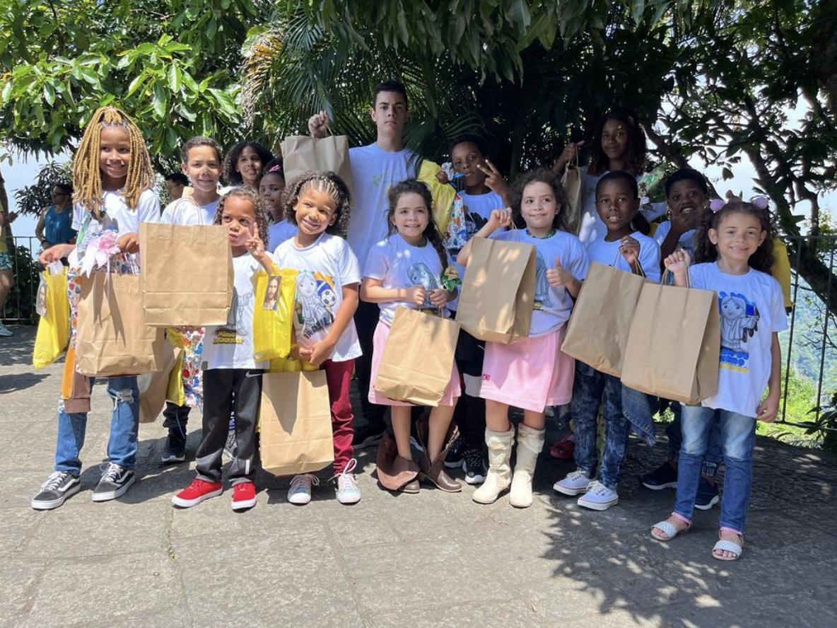 Santuário Cristo Redentor doa mais de 300 brinquedos para crianças do Instituto Girassóis