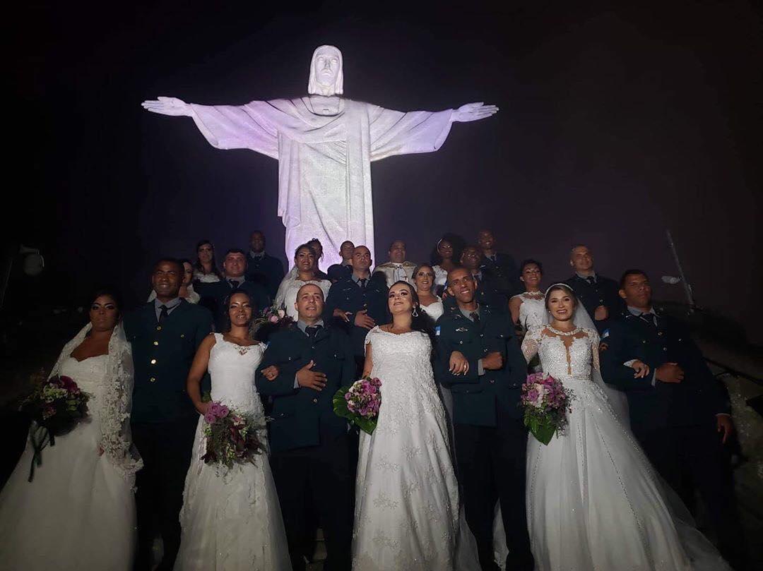 Casais reunidos em um casamento comunit&aacute;rio aos p&eacute;s do Cristo Redentor