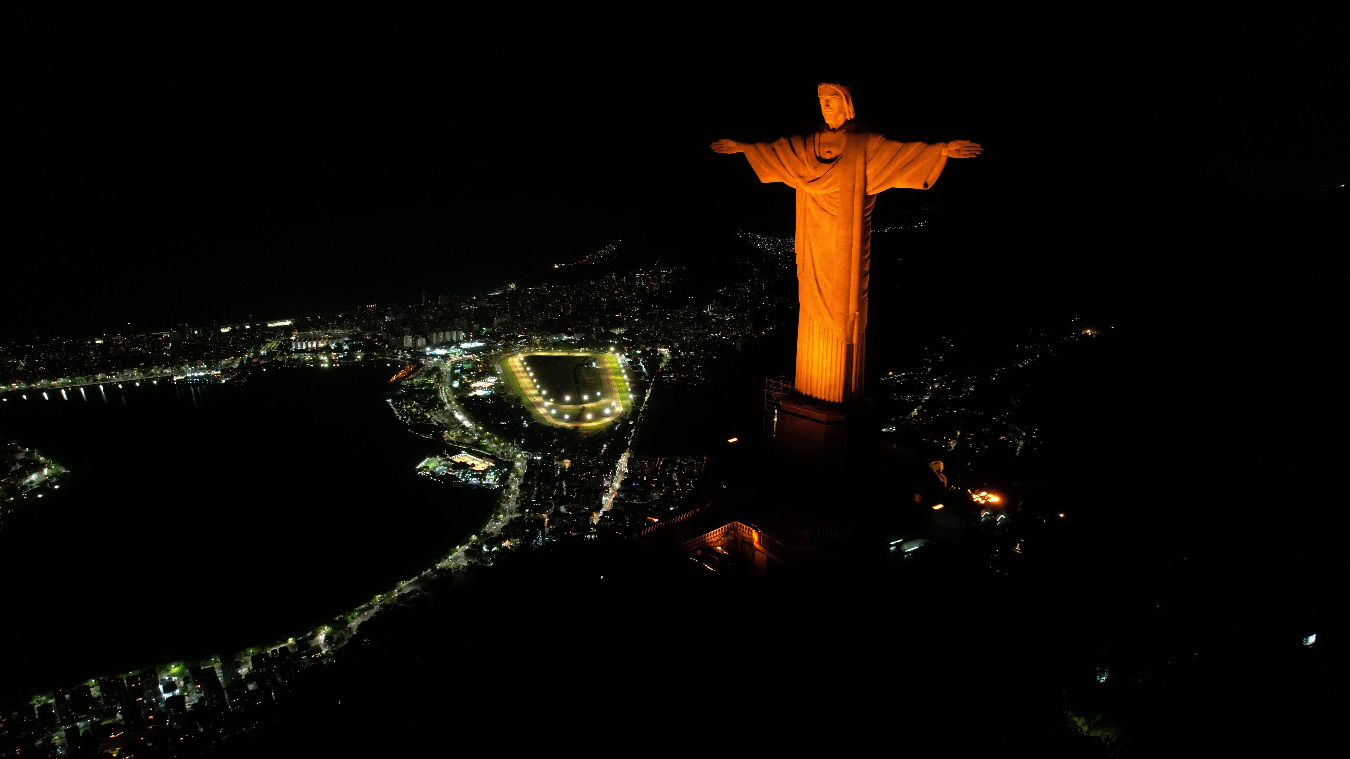 Santuário Cristo Redentor realiza tradicional iluminação em laranja pelo Dia Nacional de Combate ao Abuso e à Exploração Sexual de Crianças e Adolescentes