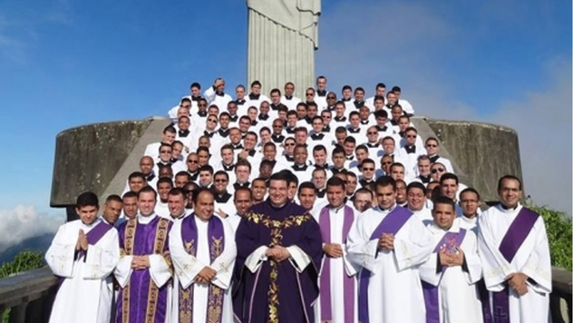 Peregrinos do Semin&aacute;rio S&atilde;o Jos&eacute; reunidos no Santu&aacute;rio Cristo Redentor