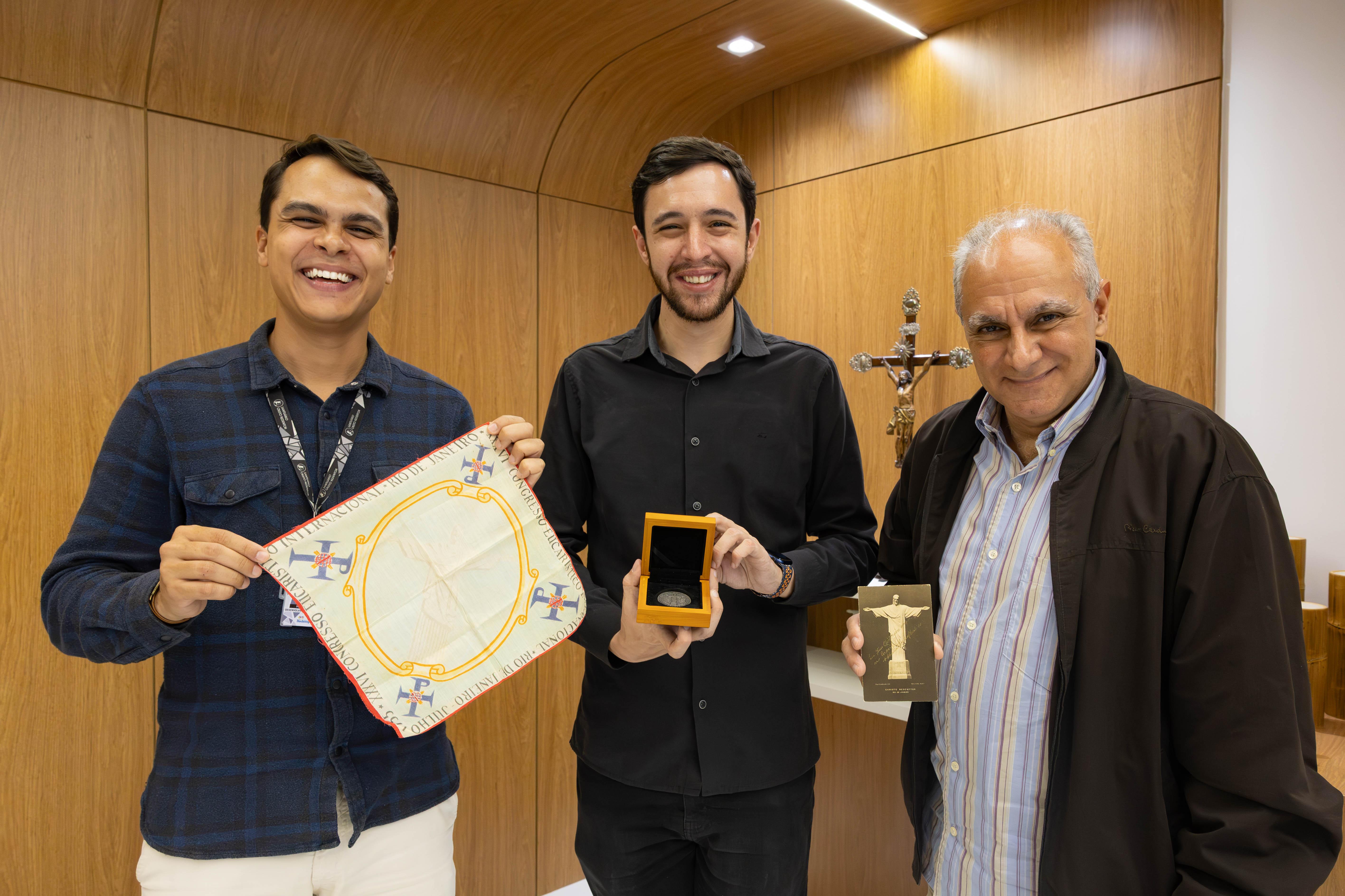 Sociedade Numismática Brasileira entrega mais de 50 peças numismáticas e filatélicas ao Acervo do Santuário Cristo Redentor