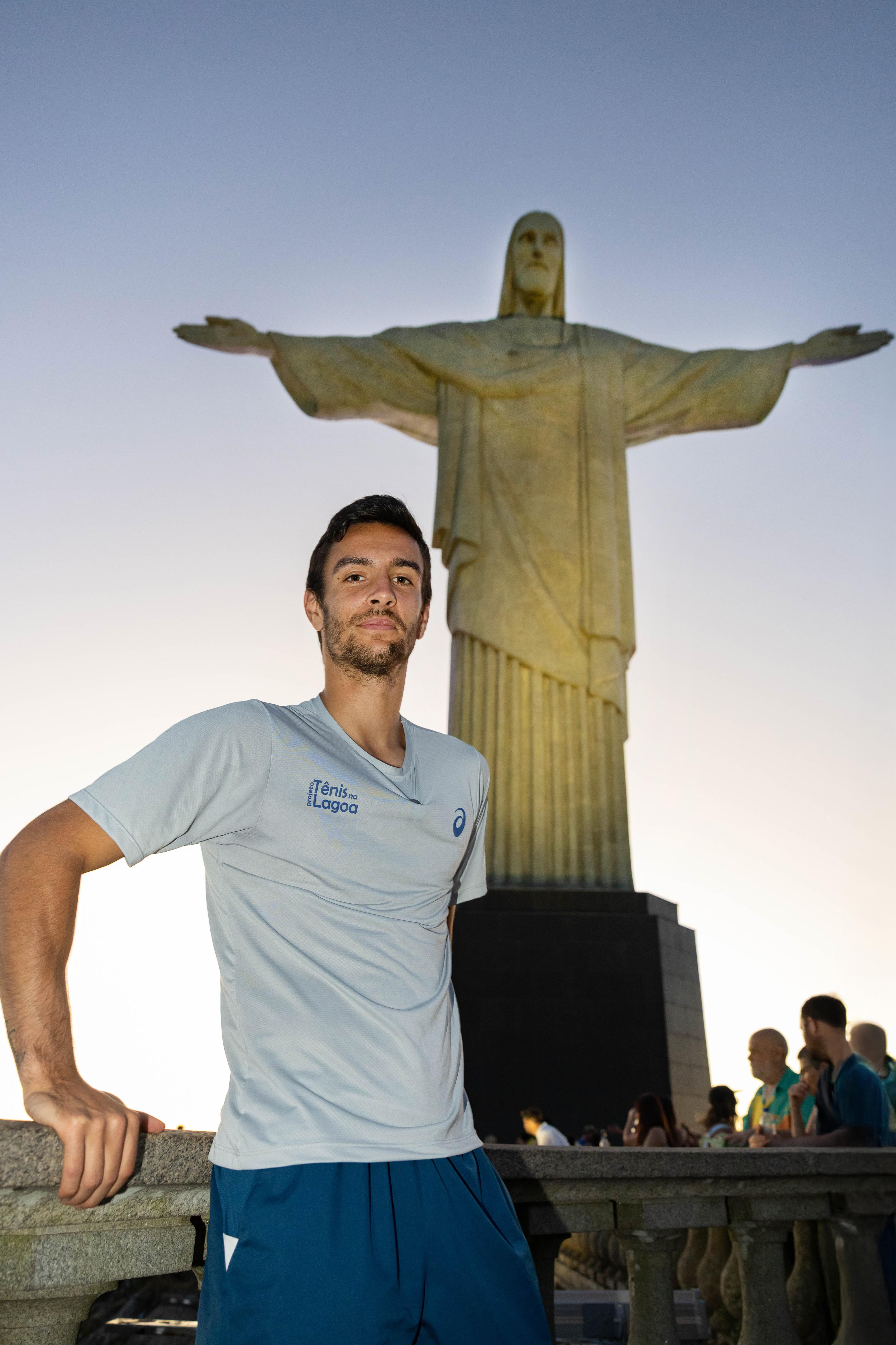 Tenista italiano Lorenzo Musetti, que está no Rio Open, visita o Santuário Cristo Redentor