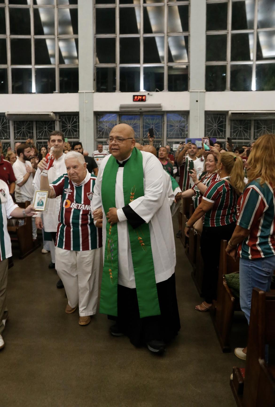Torcedores do Fluminense unidos em oração