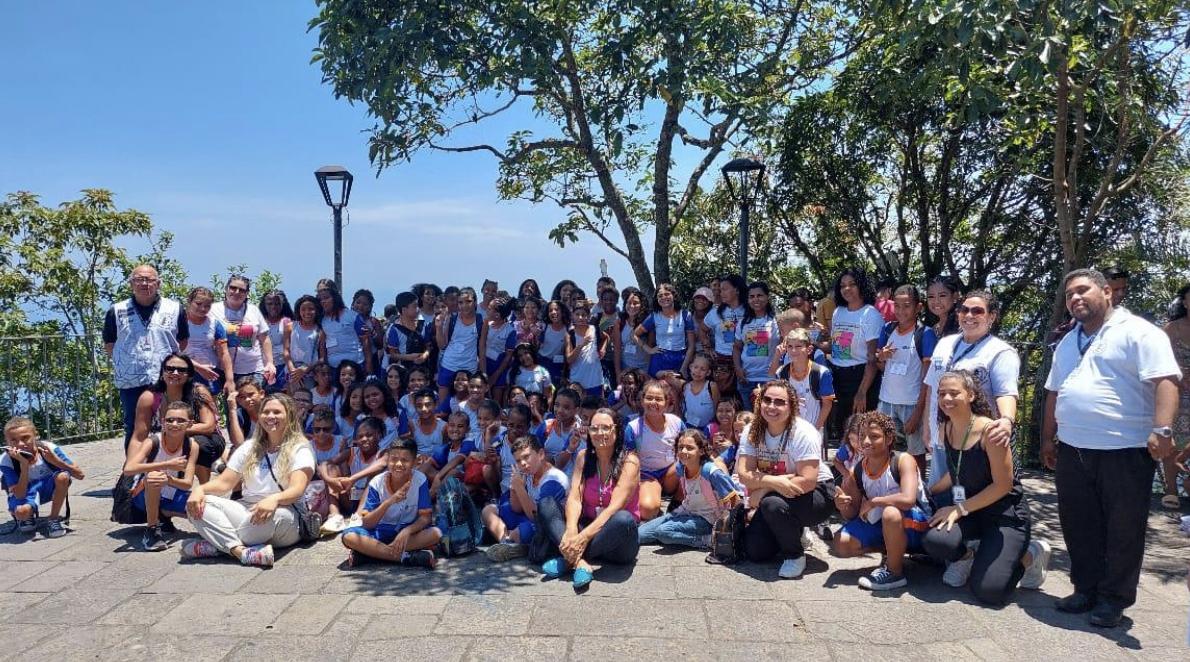 Grupo de alunos acolhido pela Visita Solid&aacute;ria ao Santu&aacute;rio Cristo Redentor