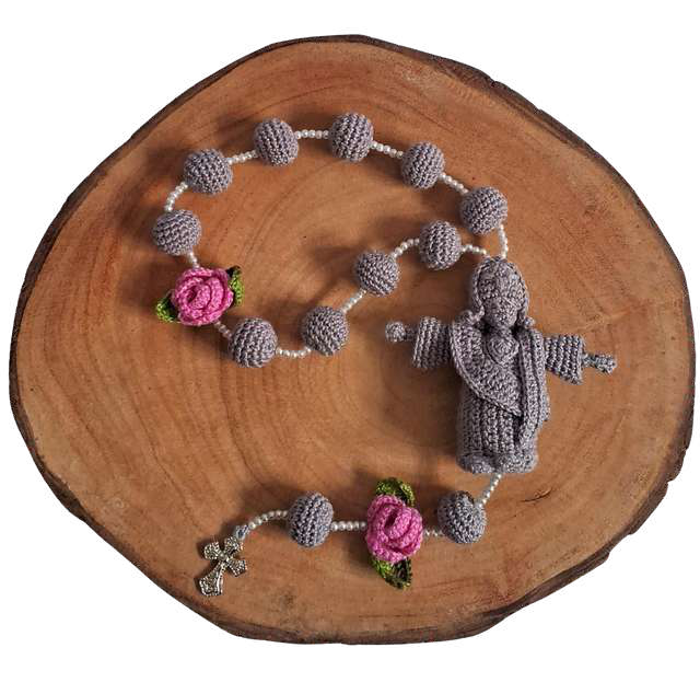 Trabalho em croch&ecirc; que aproxima cria&ccedil;&atilde;o artesanal e espiritualidade.