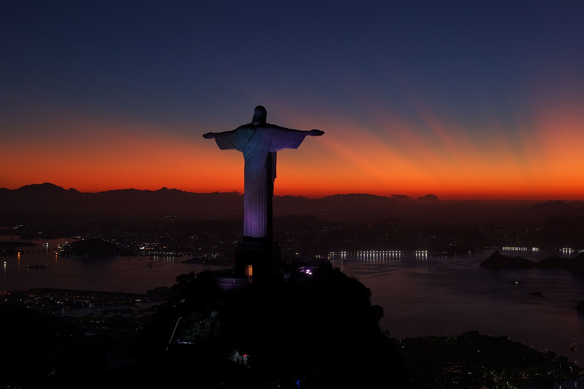 Cristo Redentor ao entardecer, em um convite ao recolhimento e &agrave; reconcilia&ccedil;&atilde;o