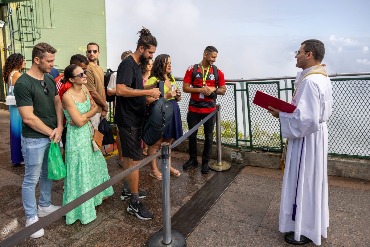 Sacerdote acolhe visitantes e peregrinos no Santu&aacute;rio Cristo Redentor