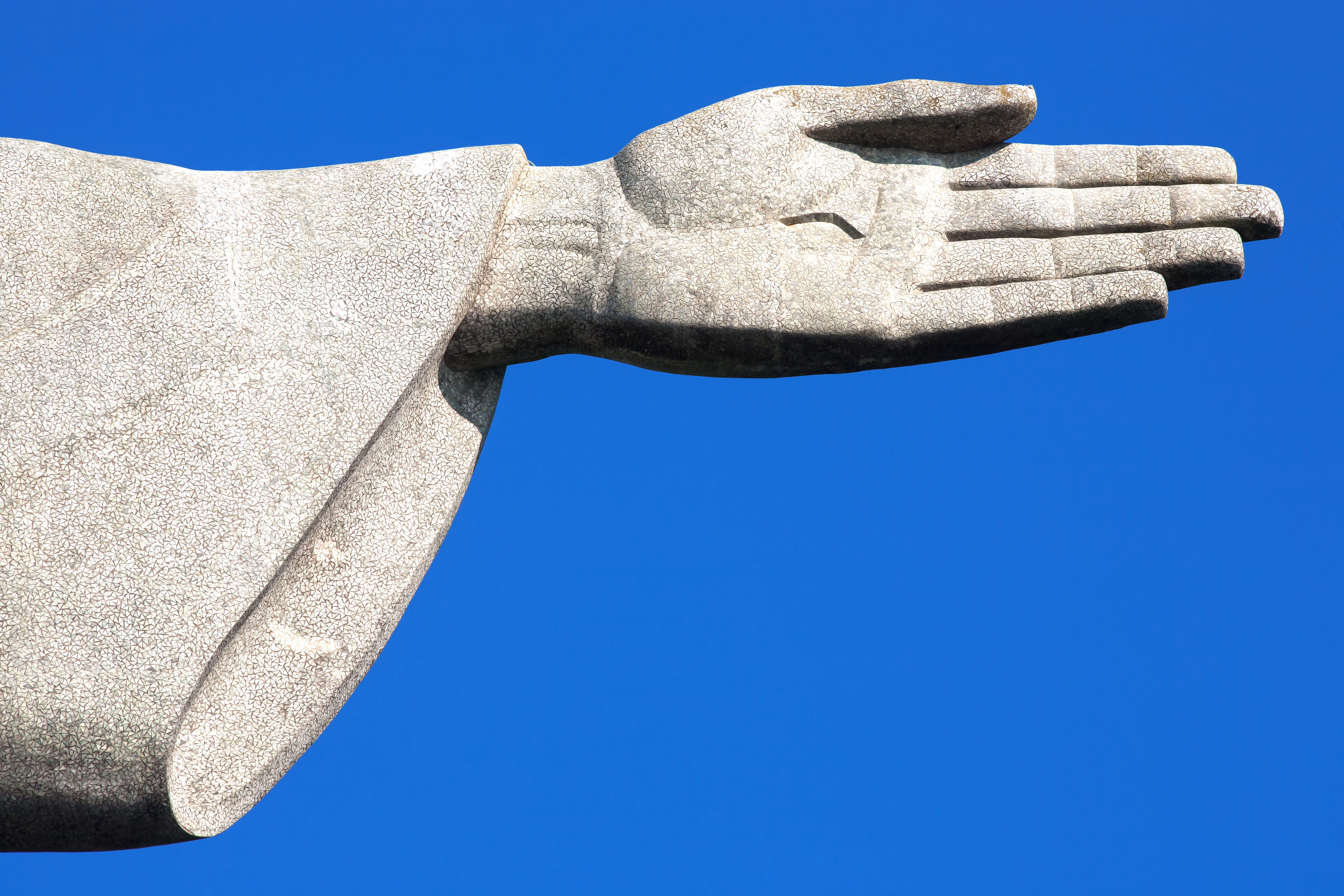 Detalhe da m&atilde;o do Cristo Redentor, com o revestimento de pequenas pedras vis&iacute;vel
