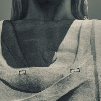 O que significa o Sagrado Coração esculpido no monumento?