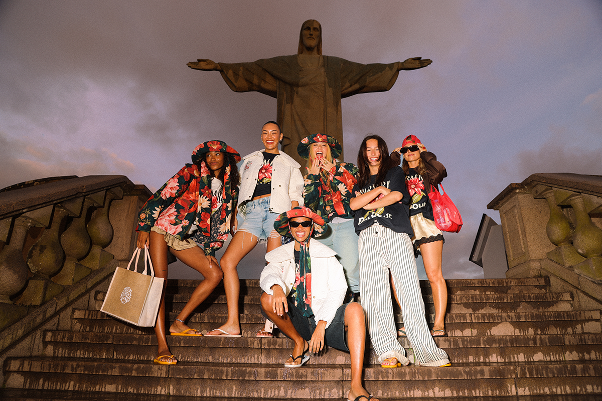 Participantes de evento FARM e BARBOUR nas escadarias do Santu&aacute;rio, com o Cristo Redentor ao fundo