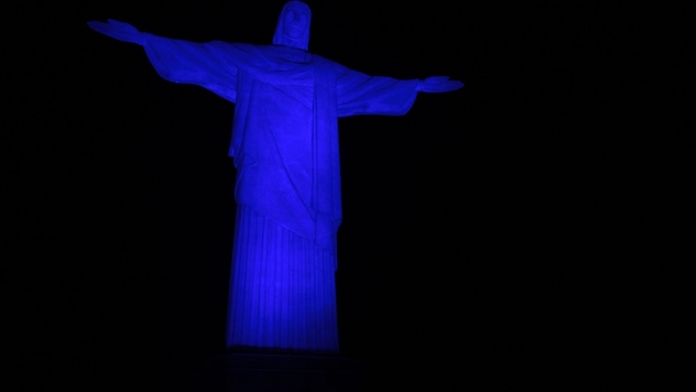 Cristo Redentor azul em atenção ao Dia Internacional de Enfrentamento ao Tráfico de Pessoas