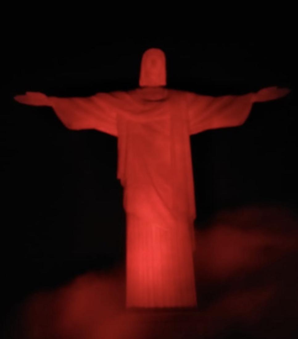 Cristo Redentor iluminado de laranja pelo Dia Nacional de Combate ao Abuso e à Exploração Sexual de Crianças e Adolescentes