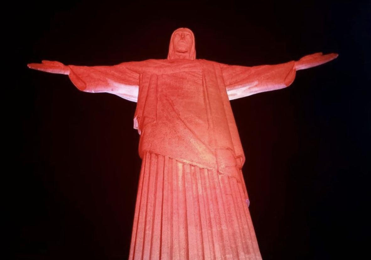 Cristo Redentor recebe iluminação na cor laranja pelo Dia Nacional de Combate ao Abuso e à Exploração Sexual de Crianças e Adolescentes
